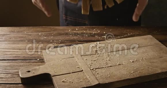 切片面包师扔在切割的木板上视频的预览图