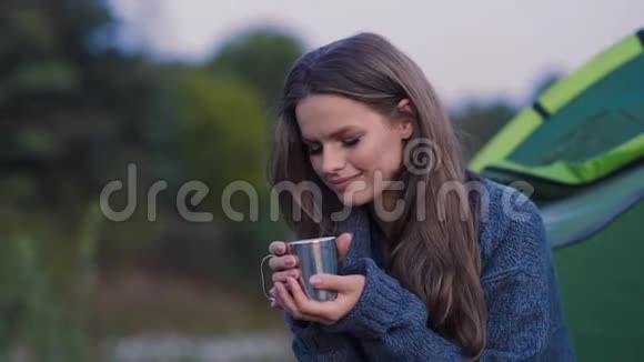 露营旅游妇女在大自然中喝热饮料视频的预览图