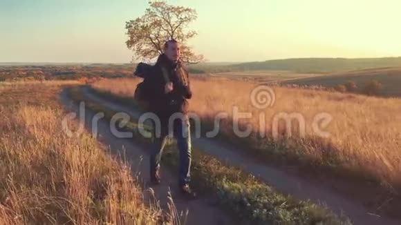 徒步旅行者独自徒步登山积极成功的人带着背包旅行旅行概念视频的预览图