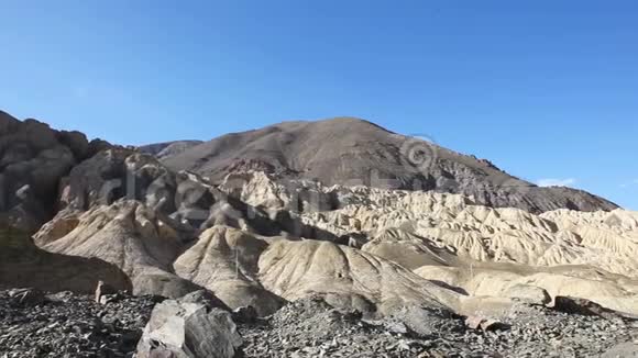 前往拉达赫的拉马尤鲁山谷途中的月光景观视频的预览图