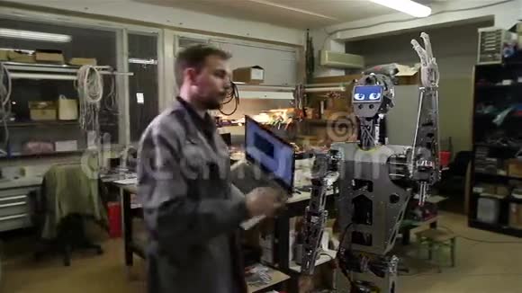 工程师调整机器人视频的预览图