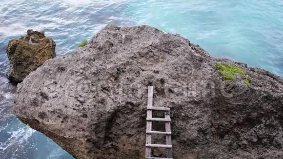 梯子在石头上背景是海洋慢动作3840x2160视频的预览图