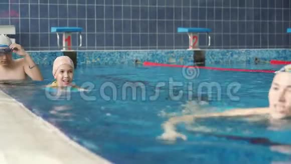 一个女人和她的家人正在游泳池里游泳视频的预览图