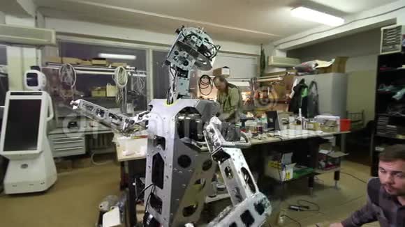 工程师调整机器人视频的预览图