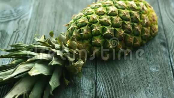 一半的菠萝放在木桌上视频的预览图