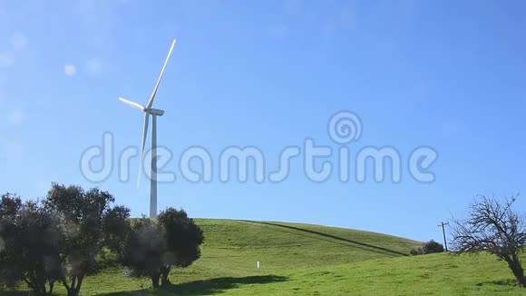 在有青山的农场上的风车视频的预览图
