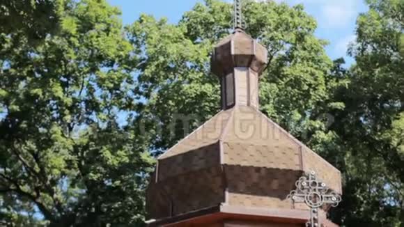 古老的木制东正教教堂的圆顶在顶端交叉视频的预览图