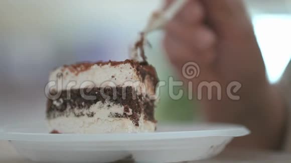 女人用塑料叉子拿蛋糕视频的预览图