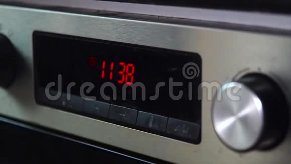 旧烤箱上的红色数字钟视频的预览图