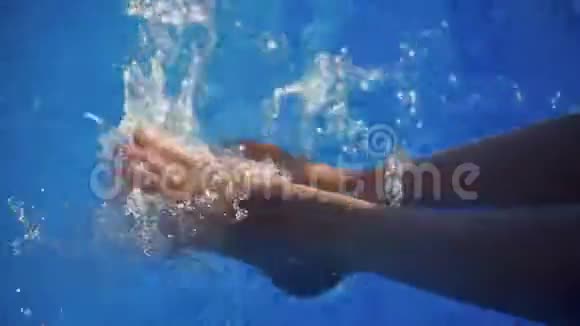 在泳池水中受伤的女孩的双脚特写镜头视频的预览图