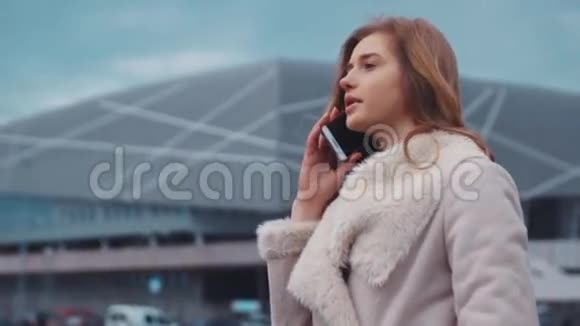 昂贵的现代汽车从办公中心停车场接来一位年轻的透视商务女性她正在打电话视频的预览图