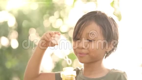 亚洲女孩在夏天玩肥皂泡视频的预览图