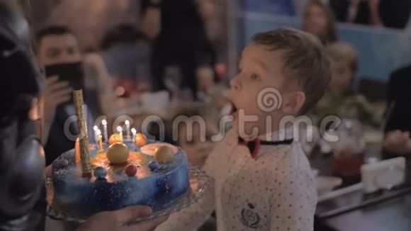 生日庆典小孩在蛋糕上吹蜡烛视频的预览图