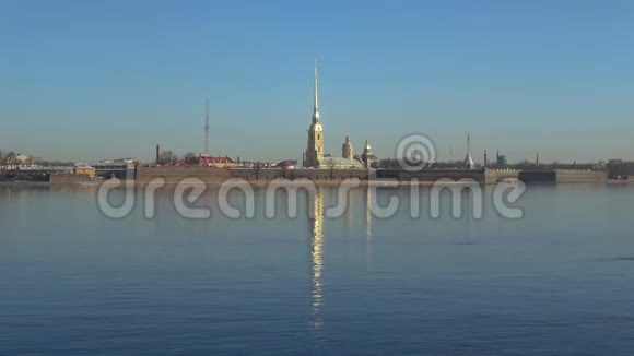 彼得和保罗堡垒的全景四月早晨俄罗斯圣彼得堡视频的预览图