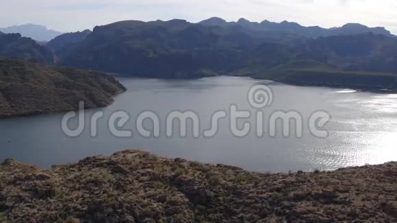 鸟瞰由悬崖和湖飞视频的预览图