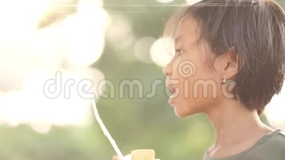 无牙的小女孩在玩肥皂泡视频的预览图