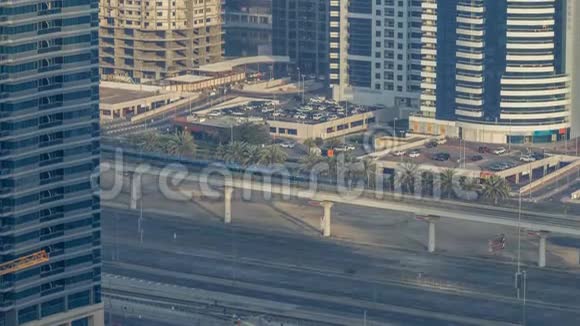 谢赫扎耶德的屋顶景色令人惊叹环绕着迪拜玛丽娜和JLT的摩天大楼视频的预览图