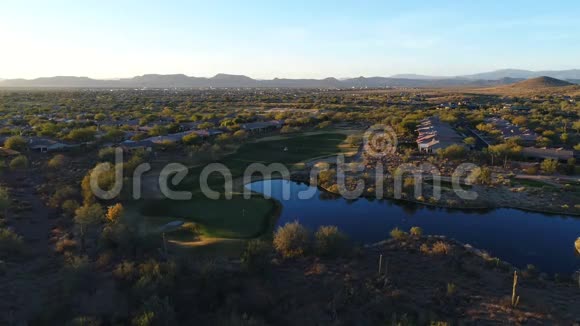 亚利桑那高尔夫球场有高尔夫球手视频的预览图