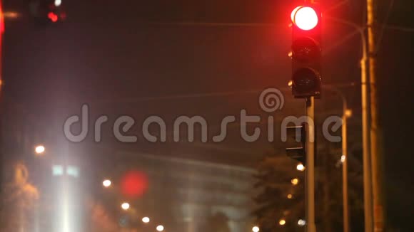 夜间城市红绿灯在红绿灯处停车关门视频的预览图
