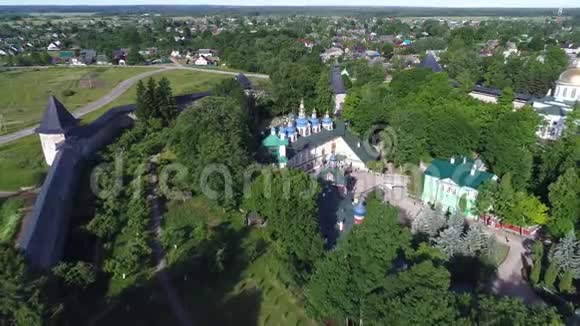 在六月的一个阳光明媚的日子里普斯科沃佩科拉修道院俄罗斯佩科拉视频的预览图