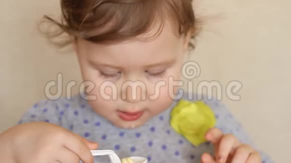 有趣的孩子用勺子吃食物视频的预览图