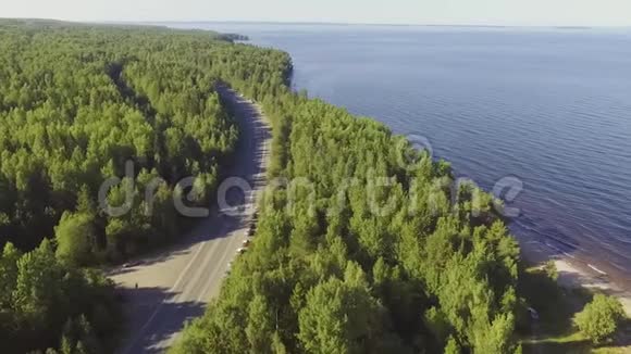 向前飞行的道路和湖景视频的预览图