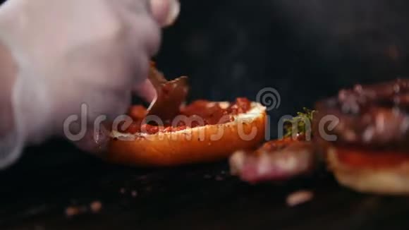 厨师准备汉堡把面包煎在烤架上放西红柿肉和酱汁视频的预览图