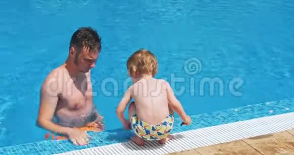 游泳池附近有两个快乐的孩子视频的预览图