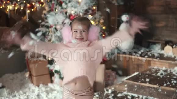 圣诞节或新年圣诞装饰品上一个小女孩的肖像一个孩子把雪扔了微笑着视频的预览图