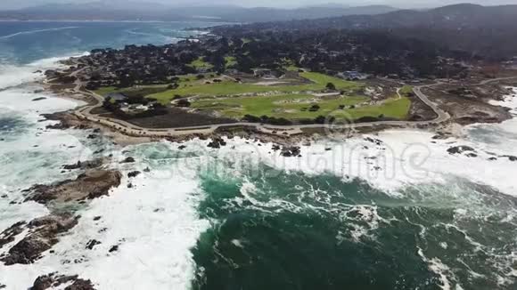 蒙特利半岛及海浪的空中影像视频的预览图