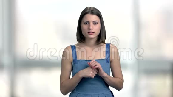 一位美丽的年轻女子的肖像正在欢呼视频的预览图