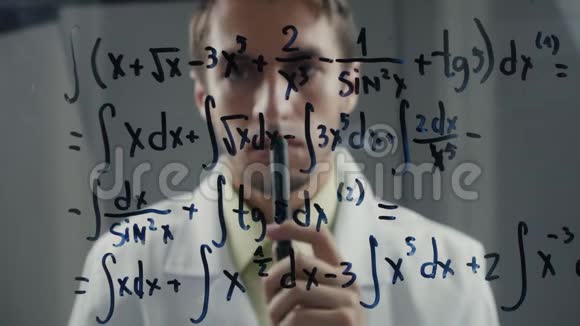 科学家教授思考积分方程的解数学家解决这个问题视频的预览图