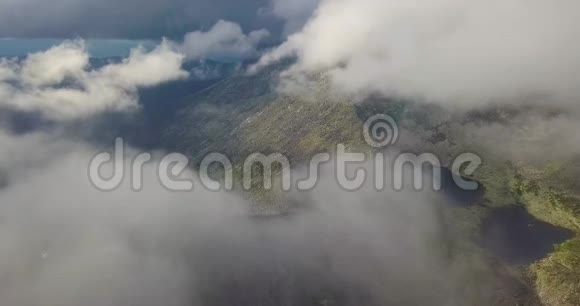 挪威山脉穿过云层4K视频的预览图