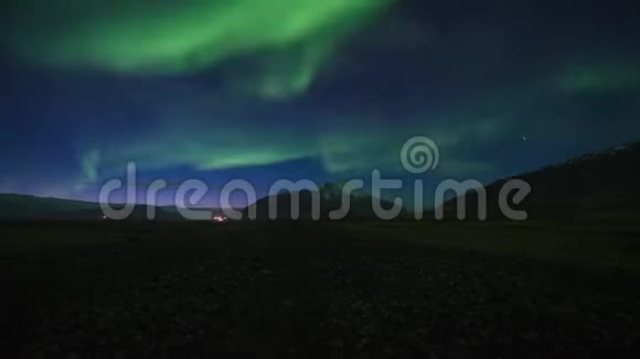 冰岛北极光北极光向下移动视频的预览图