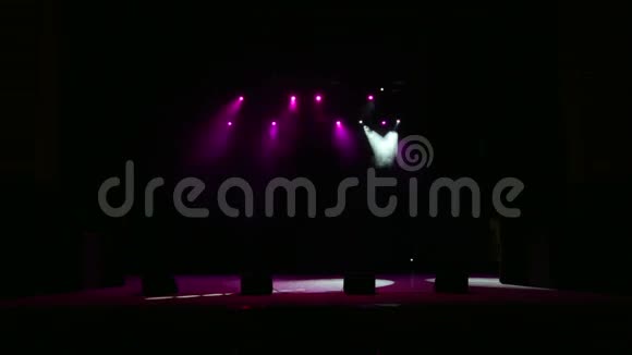 音乐厅的粉色白色和蓝色音乐会灯光视频的预览图