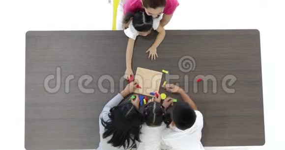 亚洲老师和学生玩几何积木视频的预览图