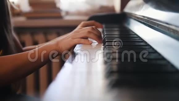 少女弹钢琴双手合拢视频的预览图