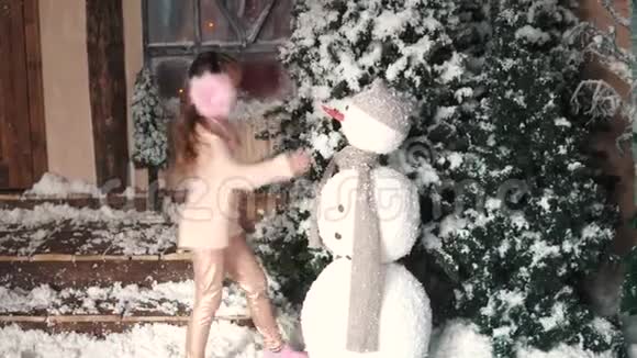圣诞节或新年一个小女孩堆雪人视频的预览图