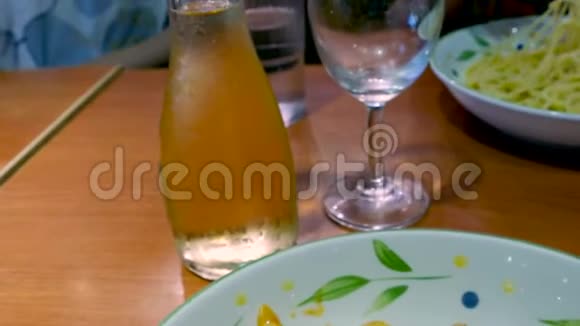 意大利面食阿尔弗雷多潘恩与番茄酱盘视频的预览图
