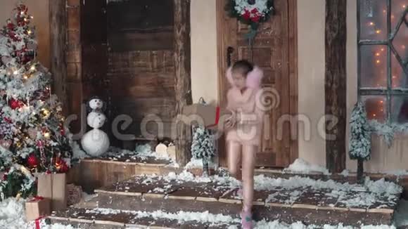 圣诞节或新年孩子们在新年树上互相赠送圣诞礼物小女孩背着一个视频的预览图