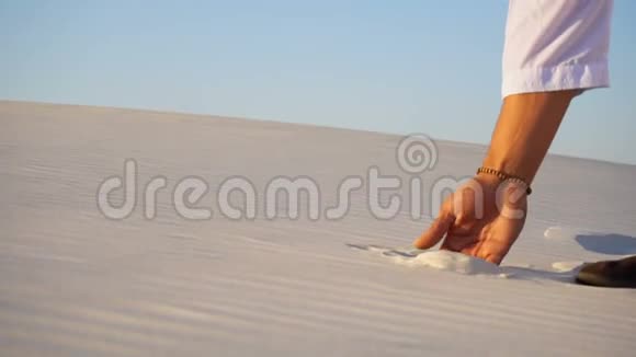 夏季户外晴朗的下午在沙地沙漠拍摄穆斯林男子的肖像和手的特写镜头视频的预览图
