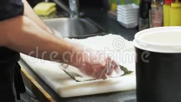 准备寿司米饭视频的预览图