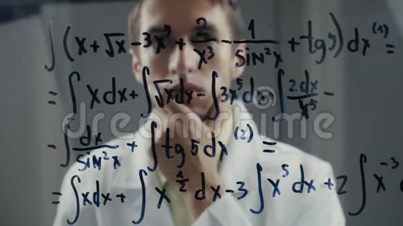 科学家教授思考积分方程的解数学家解决这个问题视频的预览图