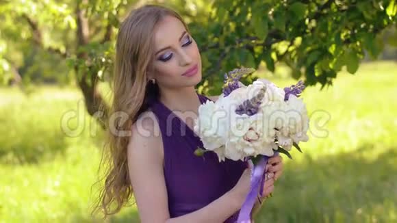 一个美丽的女孩的肖像有着明亮的妆容一个白人金发女人戴着一束鲜花摆姿势看着视频的预览图
