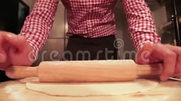 传统的厨师用滚针揉捏混合物视频的预览图