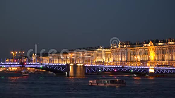 夜晚游船在圣彼得堡的宫殿桥下航行视频的预览图