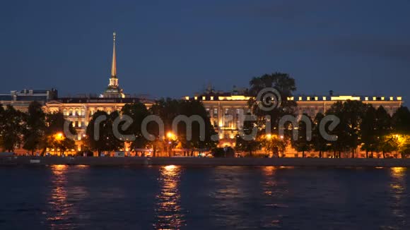 圣彼得堡夜空背景上的金钟尖顶视频的预览图