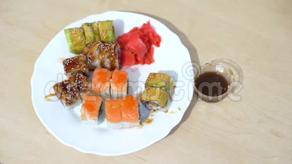 女人吃寿司和卷视频的预览图