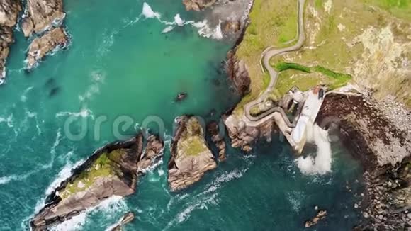 爱尔兰西海岸邓昆码头的神奇无人机景观视频的预览图