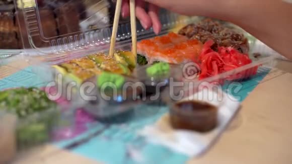 女人吃寿司和卷视频的预览图